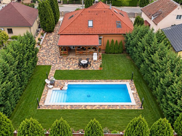 Eladó családi ház, Pécsett 155 M Ft, 3 szobás