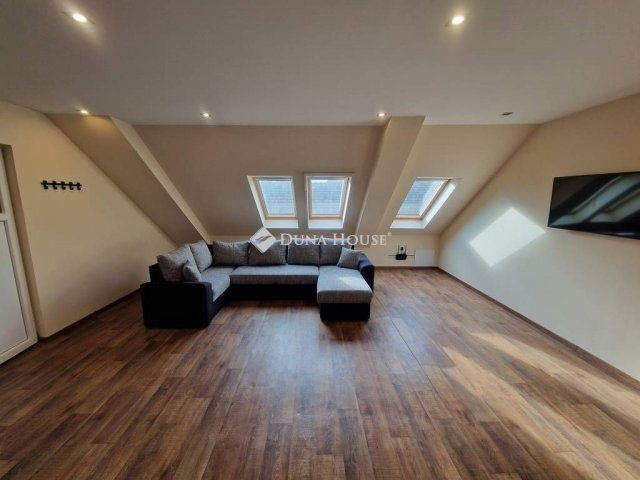 Eladó téglalakás, Baján 180 M Ft, 9+4 szobás