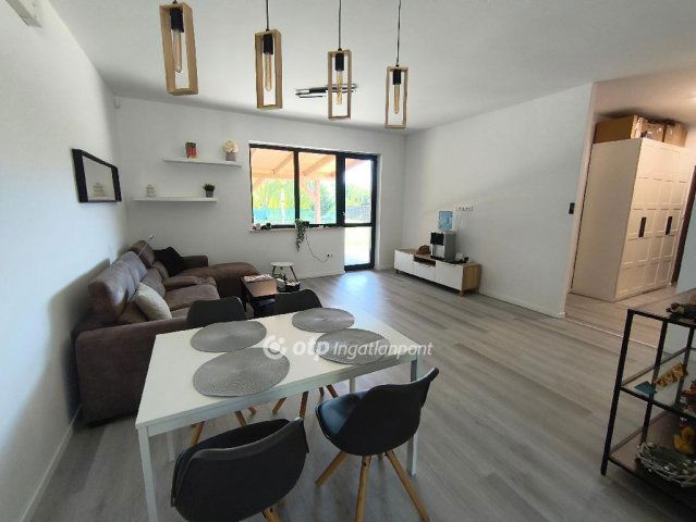 Eladó ikerház, Besnyőn 89.5 M Ft, 1+3 szobás