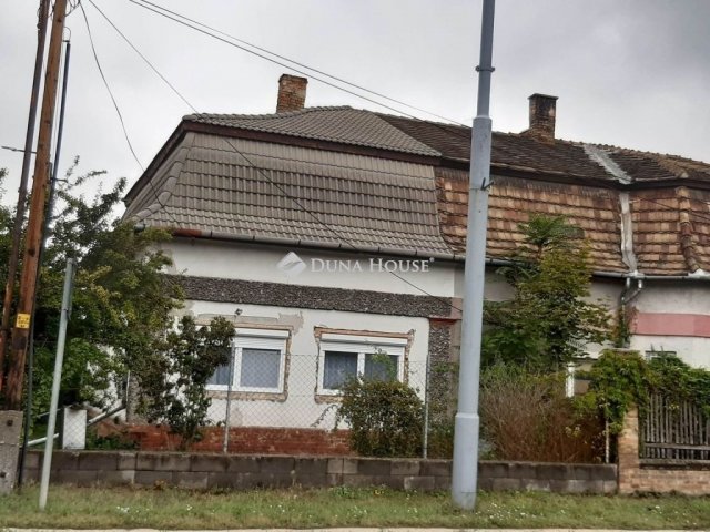 Eladó családi ház, Tatán 75 M Ft, 5 szobás