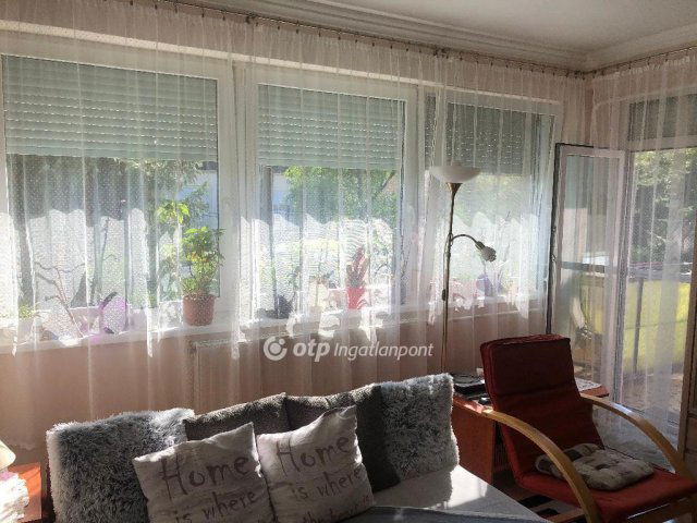 Eladó téglalakás, Ajkán 60 M Ft, 3 szobás