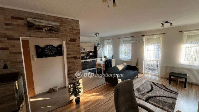 Eladó téglalakás, Egerben 82 M Ft, 3 szobás