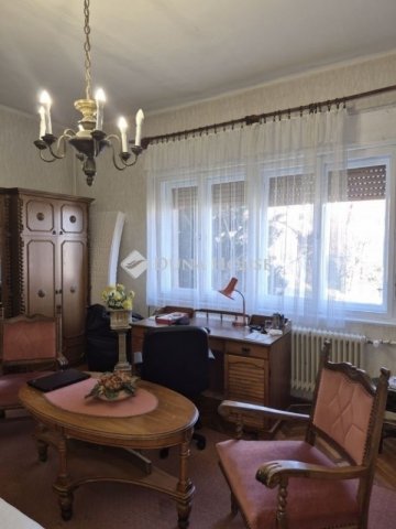 Eladó családi ház, Pécsett 179 M Ft, 8 szobás
