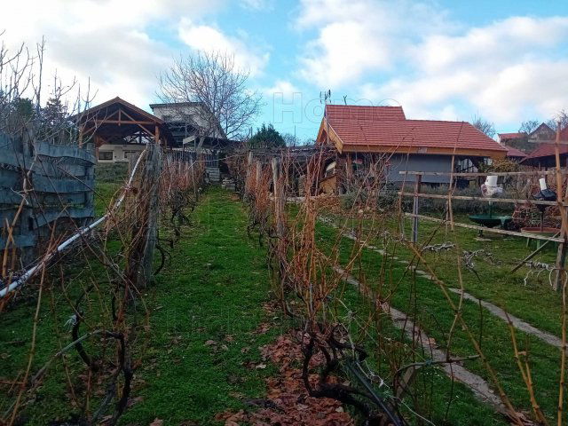 Eladó nyaraló, Balatonfüreden 107 M Ft, 2 szobás
