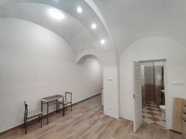 Eladó téglalakás, Esztergomban 24.99 M Ft, 2 szobás