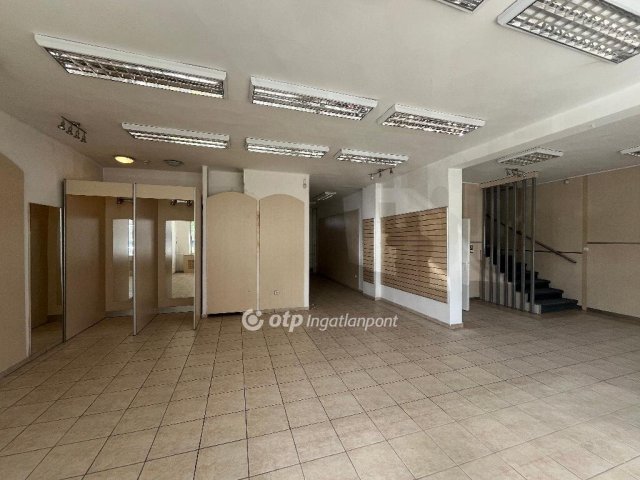Eladó üzlethelyiség, Tatán 130 M Ft / költözzbe.hu
