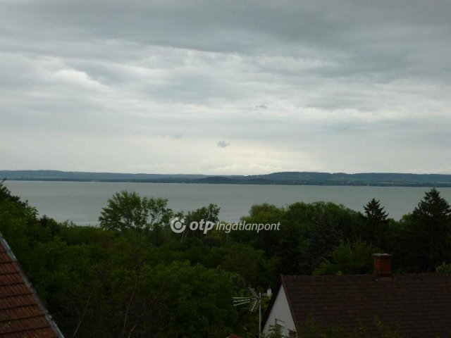 Eladó családi ház, Ábrahámhegyen 185 M Ft, 1+2 szobás