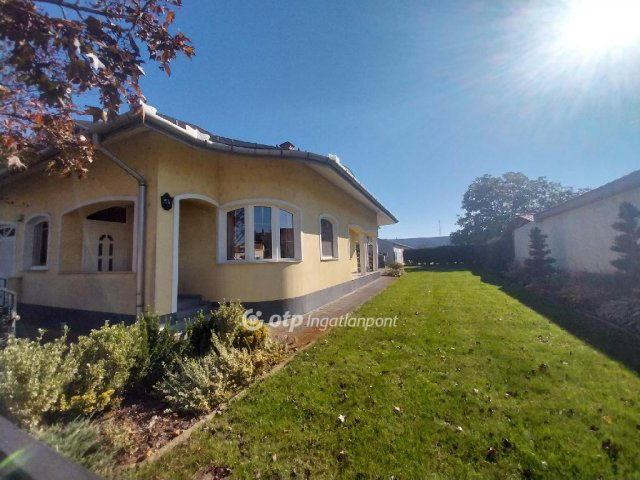 Eladó családi ház, Kiskőrösön 85 M Ft, 6 szobás