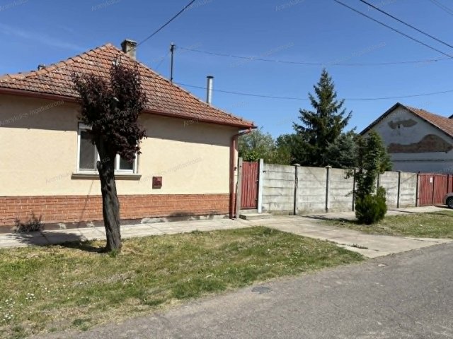 Eladó családi ház, Gyulán 27.99 M Ft, 3 szobás