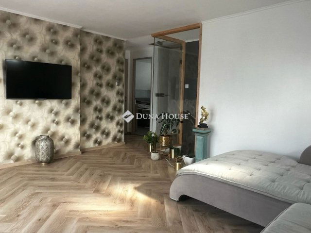 Eladó családi ház, Balatonalmádiban 252 M Ft, 5 szobás