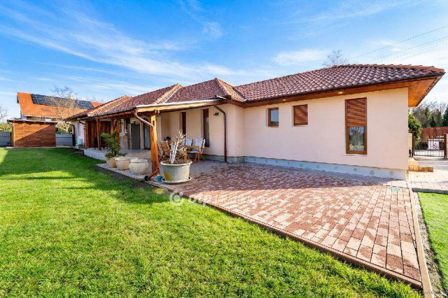 Eladó családi ház, Ráckevén 190 M Ft, 6 szobás