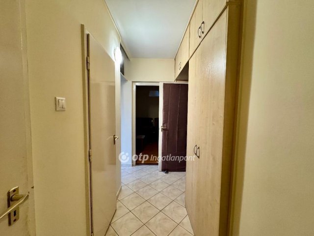 Eladó panellakás, Székesfehérvárott 59.99 M Ft, 3 szobás