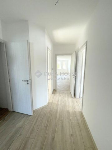 Eladó téglalakás, Kecskeméten 99.9 M Ft, 4 szobás