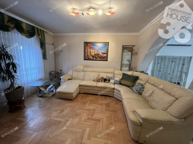 Eladó családi ház, Solton 69 M Ft, 7 szobás