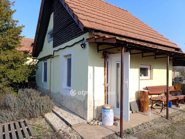 Eladó családi ház, Zsombón 29.995 M Ft, 2 szobás