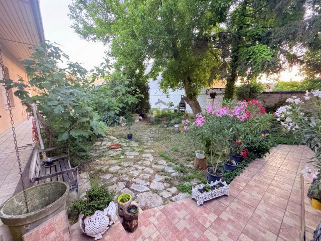 Eladó téglalakás, Budapesten, IV. kerületben 149 M Ft, 7 szobás