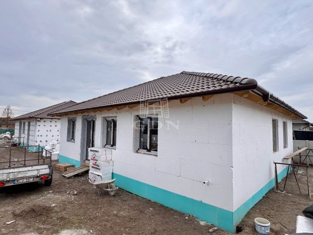 Eladó ikerház, Áporkán 79.5 M Ft, 5 szobás