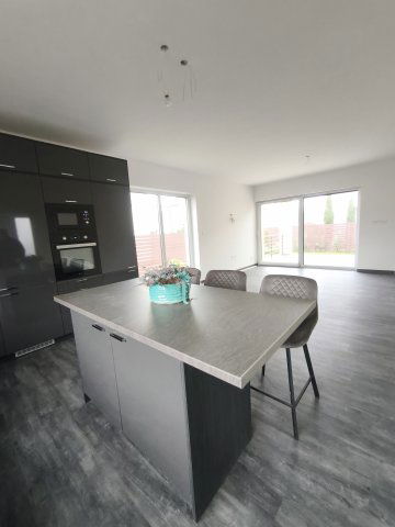 Eladó családi ház, Szegeden 170 M Ft, 5 szobás