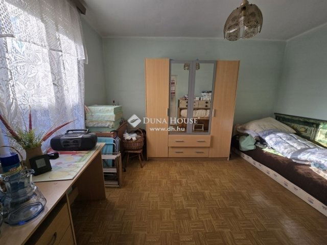 Eladó családi ház, Pécsett 32.9 M Ft, 3 szobás