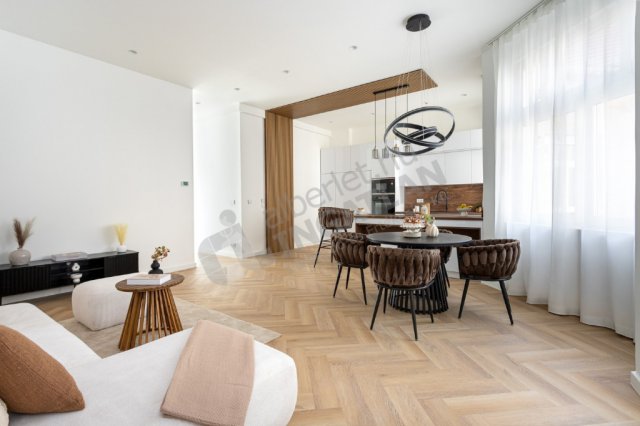 Eladó téglalakás, Budapesten, V. kerületben, Papnövelde utcában