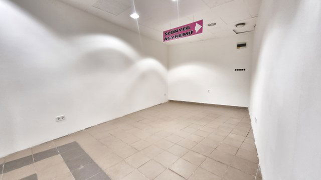 Eladó üzlethelyiség, Nyíregyházán, Kossuth téren 5.4 M Ft
