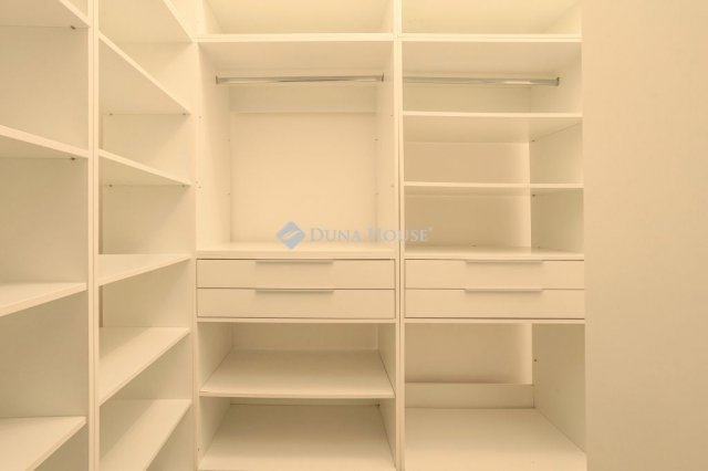 Eladó téglalakás, Pécsett 120 M Ft, 4 szobás