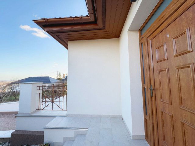 Eladó családi ház, Hévízen 196.99 M Ft, 5 szobás