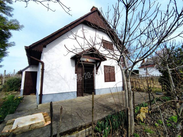 Eladó nyaraló, Mohácson 7 M Ft, 2 szobás / költözzbe.hu