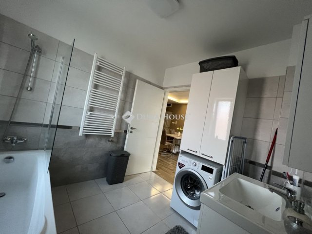 Eladó téglalakás, Győrött 72 M Ft, 2 szobás