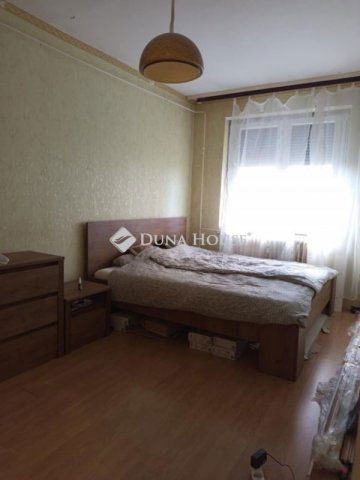 Eladó panellakás, Komlón 25.9 M Ft, 2 szobás