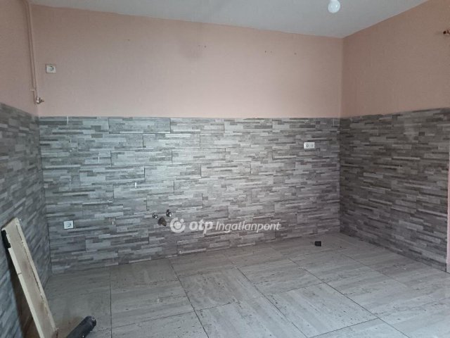Eladó családi ház, Sárándon 41.5 M Ft, 2 szobás