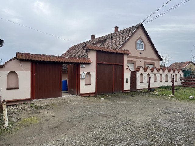 Eladó családi ház, Szabadszálláson 37 M Ft, 10 szobás