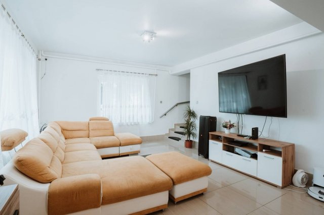 Eladó családi ház, Gödöllőn 199 M Ft, 14 szobás