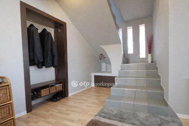 Eladó családi ház, Cegléden 118 M Ft, 5+2 szobás