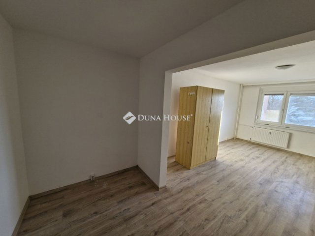 Kiadó panellakás, albérlet, Komáromban, Madách Imre utcában