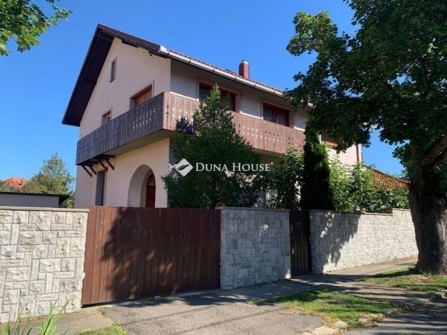 Eladó családi ház, Pécsett 149.9 M Ft, 6 szobás