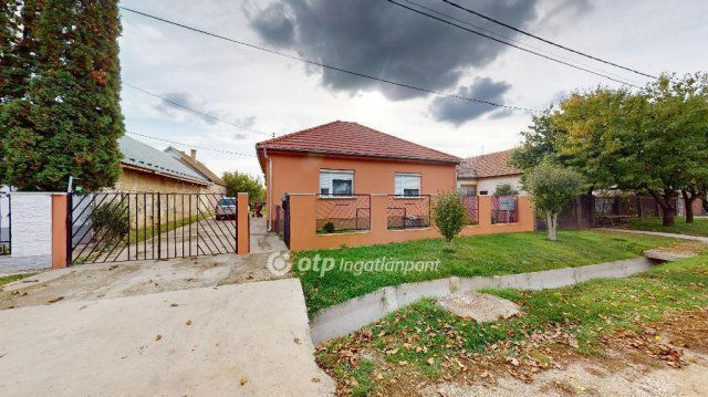 Eladó családi ház, Halmajon 35 M Ft, 3 szobás