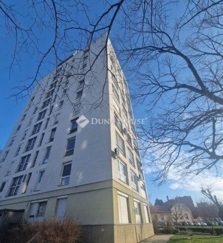 Eladó panellakás, Pécsett 59.9 M Ft, 3 szobás