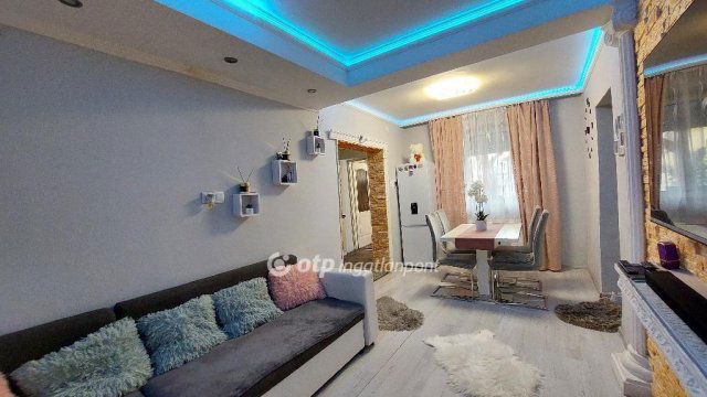 Eladó családi ház, Kisújszálláson 11 M Ft, 1 szobás