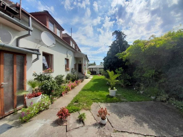 Eladó családi ház, Pécsett 135 M Ft, 10 szobás