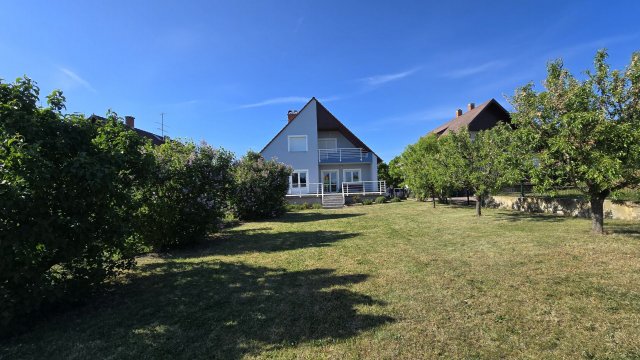 Eladó családi ház, Balatonakaliban 140 M Ft, 5 szobás