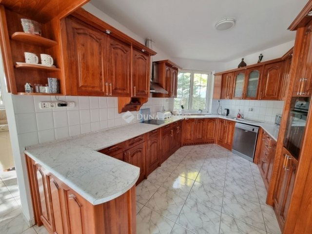Eladó családi ház, Kápolnásnyéken 199 M Ft, 6 szobás