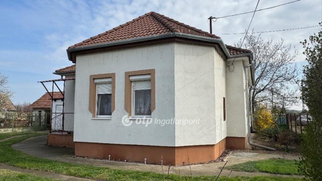 Eladó családi ház, Abában 69.9 M Ft, 3 szobás