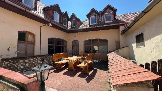 Eladó téglalakás, Pápán 36 M Ft, 3+1 szobás