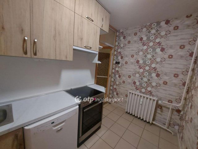 Eladó panellakás, Pécsett 56.8 M Ft, 3 szobás