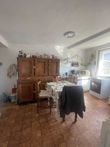 Eladó családi ház, Komlón, Fő utcában 26 M Ft, 3 szobás