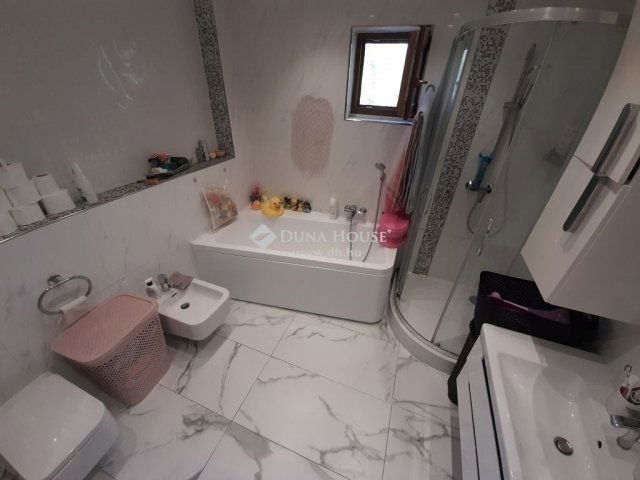 Eladó családi ház, Mogyoródon 220 M Ft, 6 szobás