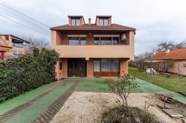 Eladó családi ház, Balatonfűzfőn 89.99 M Ft, 5 szobás