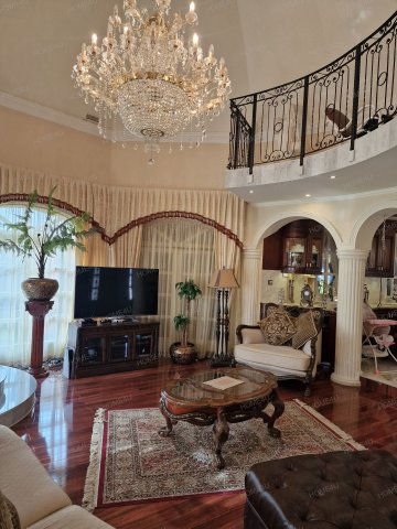 Eladó családi ház, Szolnokon 240 M Ft, 5 szobás