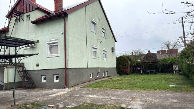 Eladó családi ház, Győrött 135 M Ft, 11 szobás